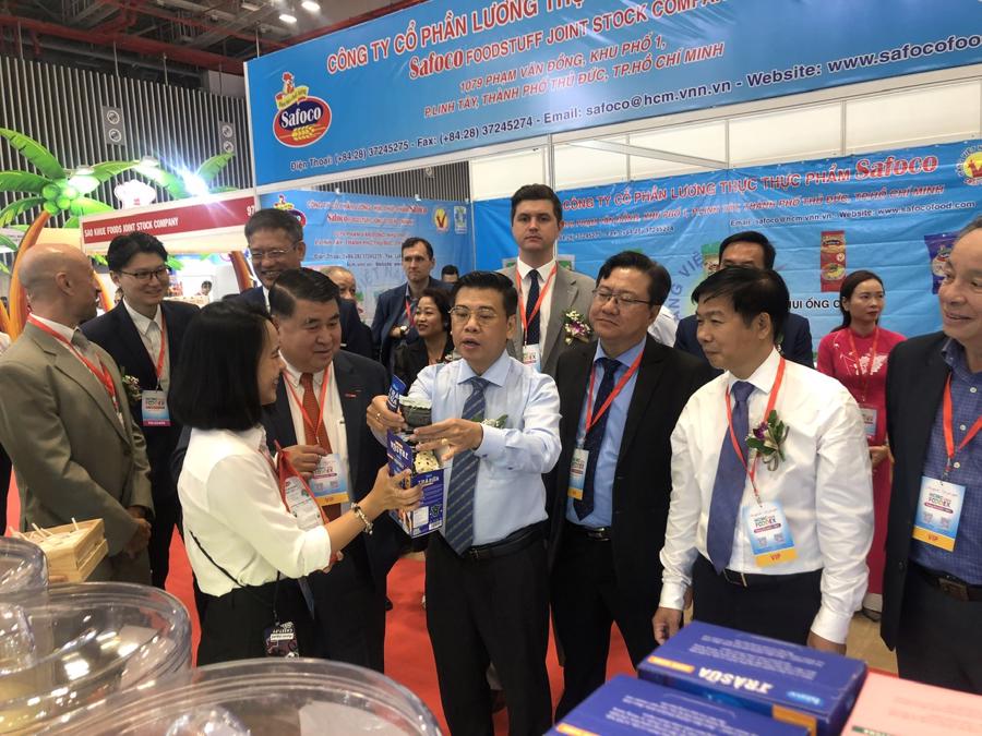 Ho Chi Minh City leaders and delegates visit the display booths at the exhibition. Photo: PA.